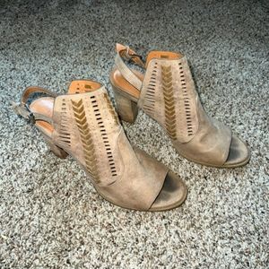 Report tan Heeled Sandal Women's size 11